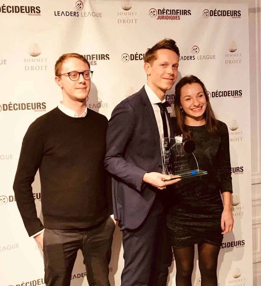 Équipe Me Ingelaere recevant trophée